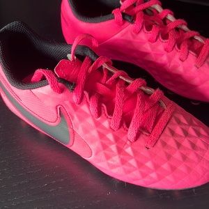 Nike girls soccer cleats “Tiempo” size 13.5 in hot pink